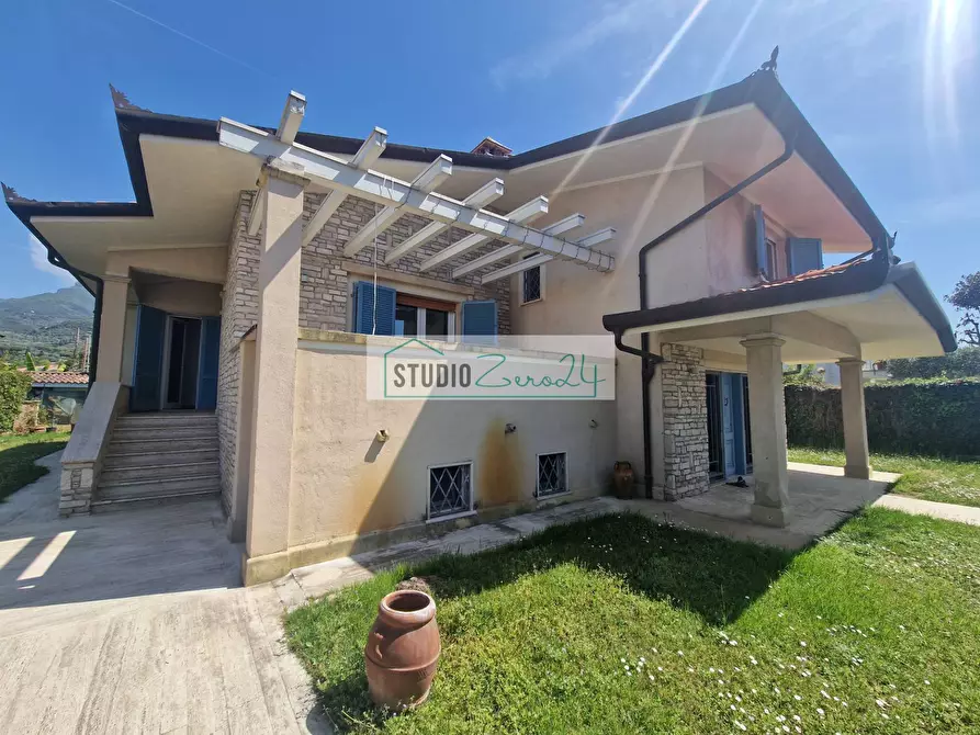 Immagine 1 di Villa in vendita  in Via Massoni a Camaiore
