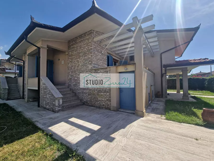Immagine 2 di Villa in vendita  in Via Massoni a Camaiore