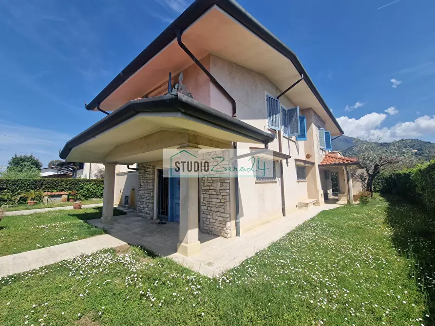 Immagine 3 di Villa in vendita  in Via Massoni a Camaiore