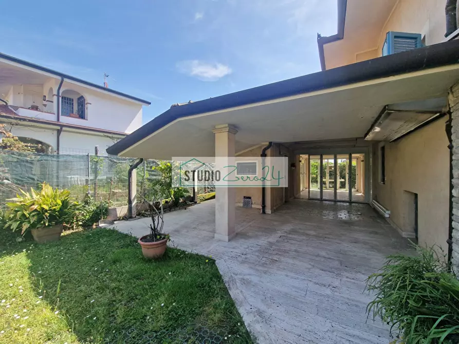 Immagine 4 di Villa in vendita  in Via Massoni a Camaiore