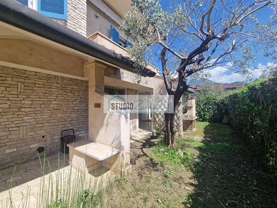 Immagine 7 di Villa in vendita  in Via Massoni a Camaiore