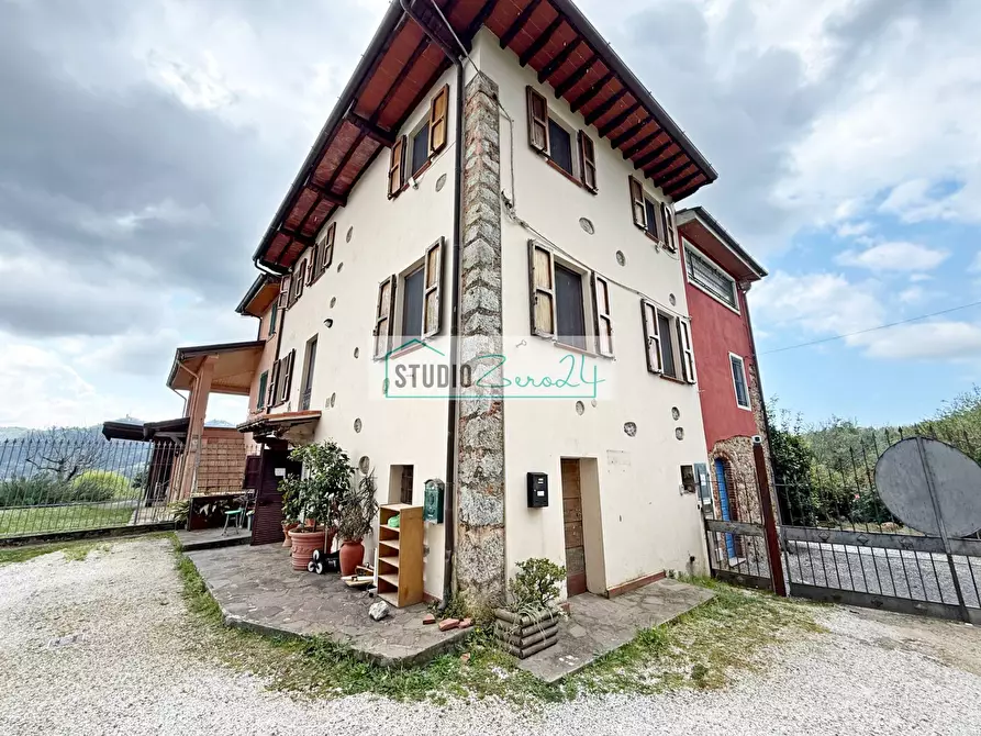 Immagine 1 di Casa semindipendente in vendita  in Via Colli Di Versona 40 a Camaiore