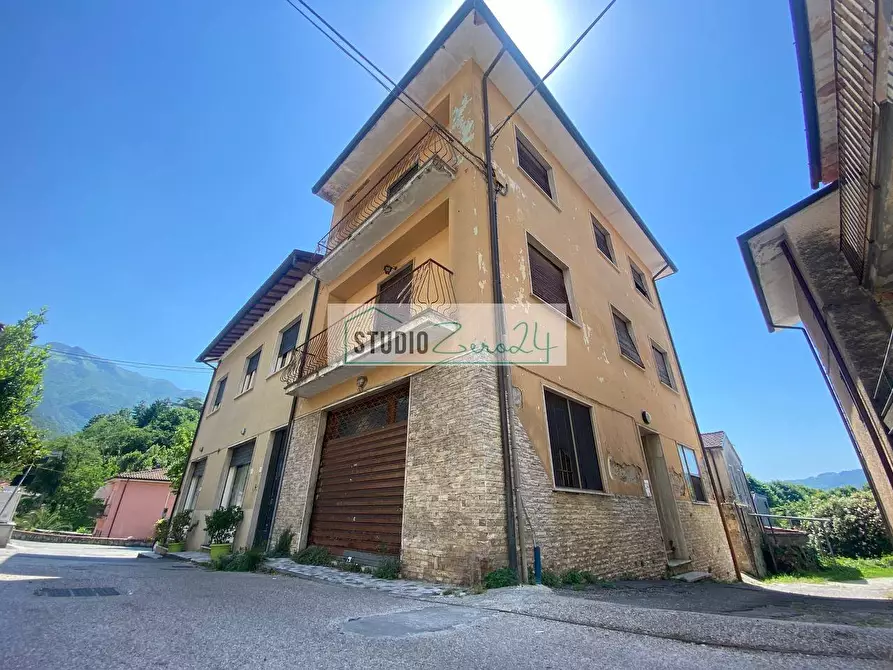 Immagine 1 di Casa semindipendente in vendita  in Via nuova a Camaiore