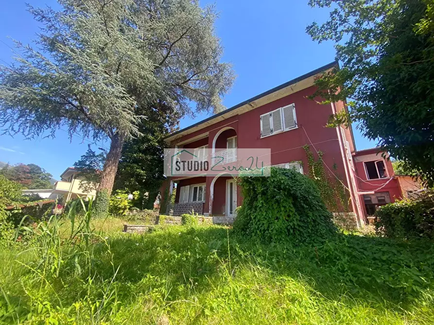 Immagine 1 di Villa in vendita  in via degli antichi 49 a Camaiore