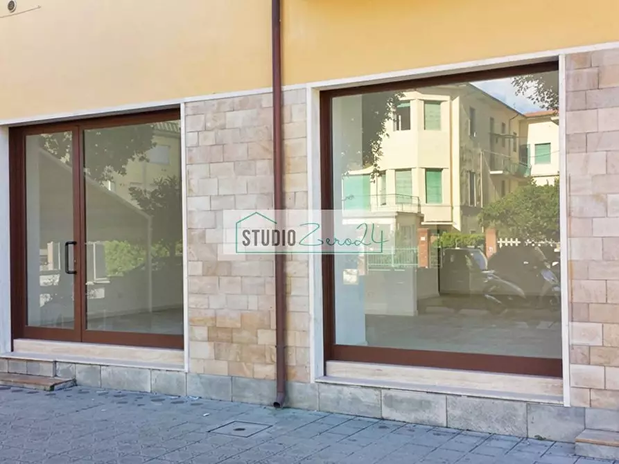 Immagine 1 di Locale commerciale in vendita  in Viale Cristoforo Colombo a Camaiore