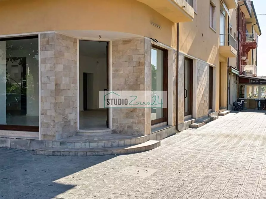 Immagine 2 di Locale commerciale in vendita  in Viale Cristoforo Colombo a Camaiore