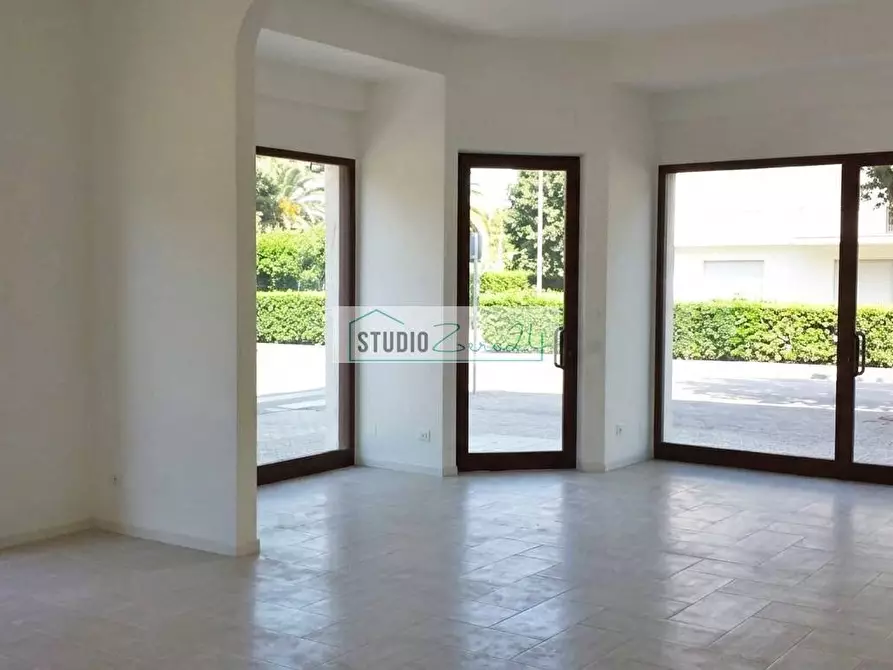 Immagine 3 di Locale commerciale in vendita  in Viale Cristoforo Colombo a Camaiore