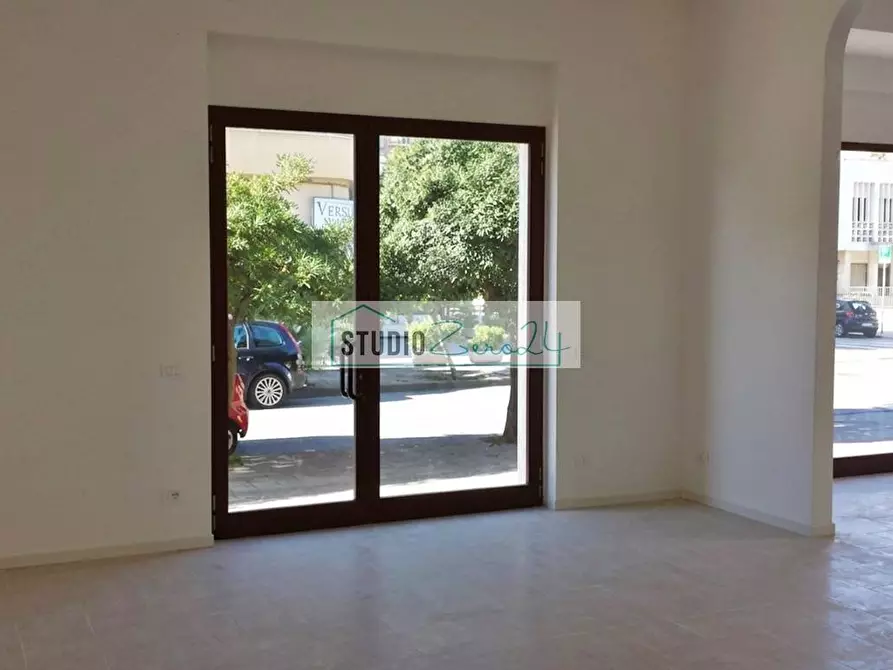 Immagine 5 di Locale commerciale in vendita  in Viale Cristoforo Colombo a Camaiore