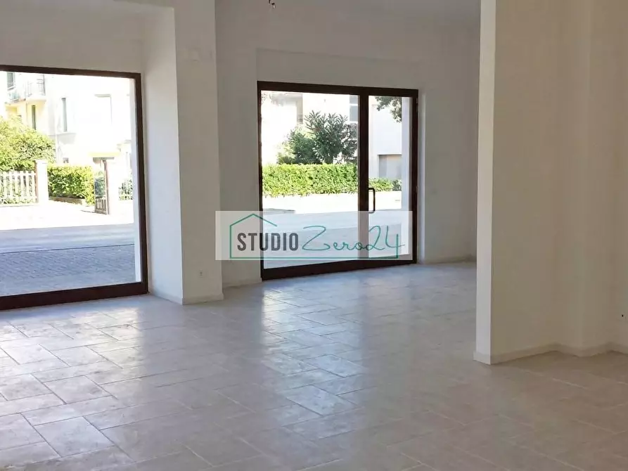 Immagine 6 di Locale commerciale in vendita  in Viale Cristoforo Colombo a Camaiore