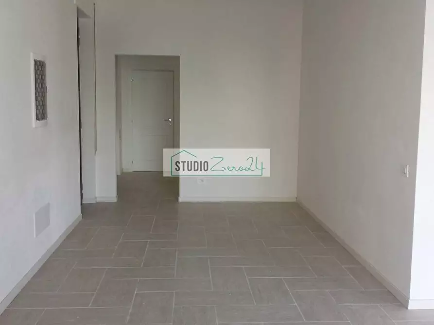 Immagine 10 di Locale commerciale in vendita  in Viale Cristoforo Colombo a Camaiore