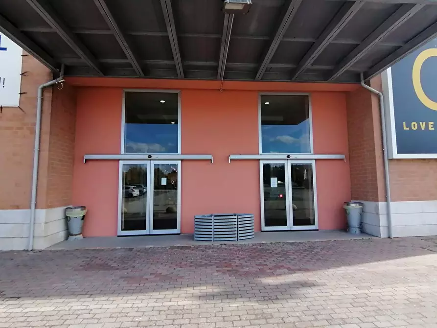 Immagine 2 di Locale commerciale in affitto  a Marsciano