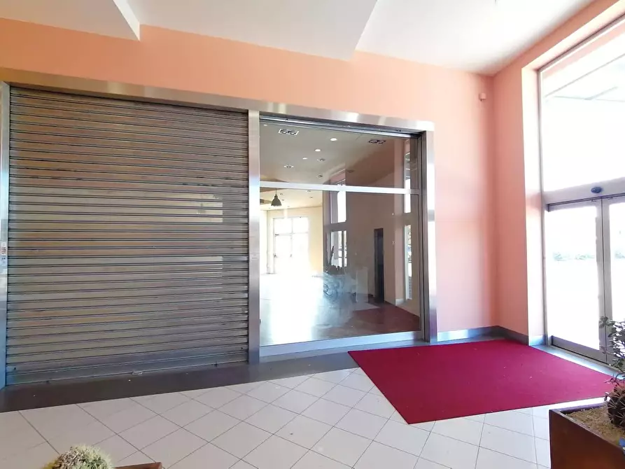 Immagine 3 di Locale commerciale in affitto  a Marsciano