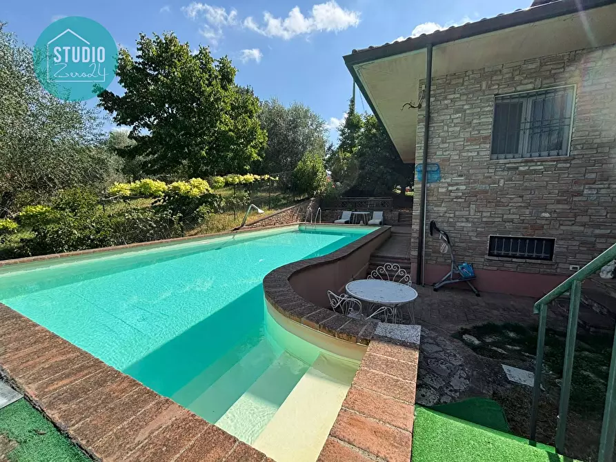 Immagine 2 di Villa in vendita  a Marsciano
