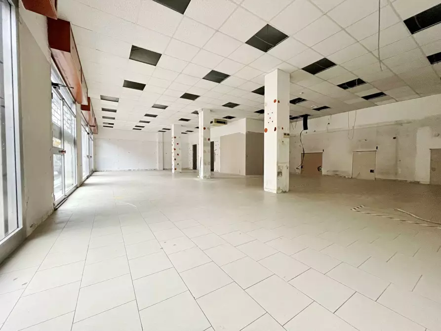Immagine 1 di Negozio in affitto  in Via Leonardo Da Vinci a Piacenza