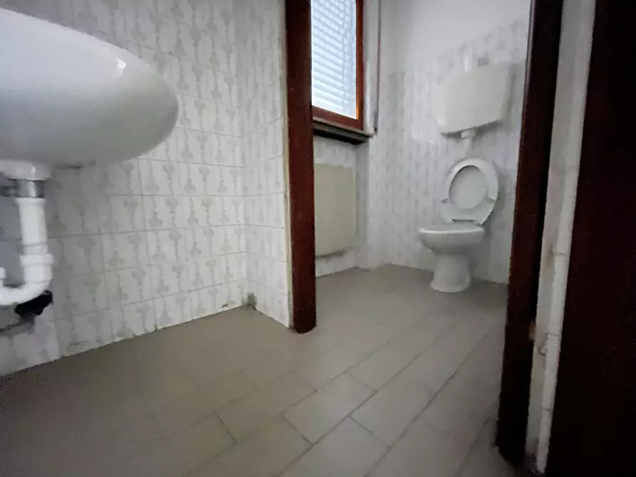 Immagine 10 di Negozio in affitto  in Via Leonardo Da Vinci a Piacenza