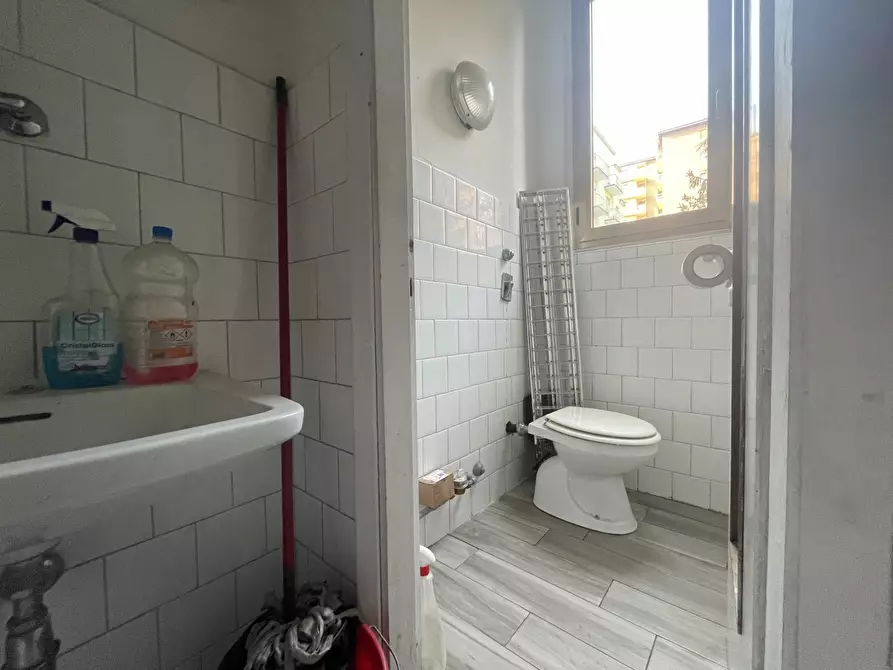 Immagine 9 di Negozio in affitto  in Via Bianchi a Piacenza