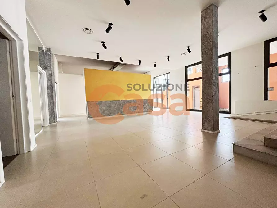 Immagine 2 di Negozio in affitto  in Via Manfredi a Piacenza