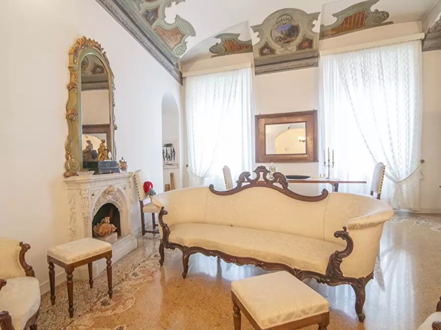 Immagine 17 di Appartamento in vendita  in PIAZZA BORGO a Piacenza