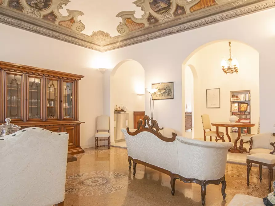 Immagine 22 di Appartamento in vendita  in PIAZZA BORGO a Piacenza