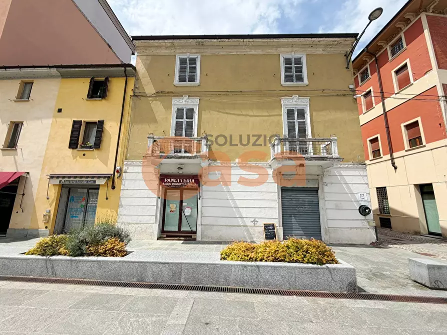 Immagine 1 di Palazzo in vendita  in Piazza Paolo Araldi a Rivergaro