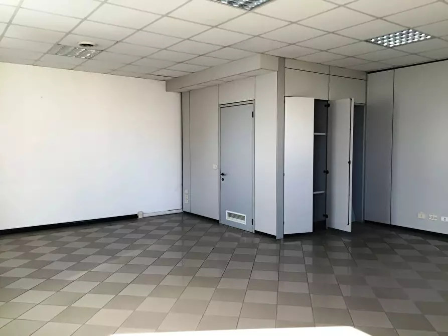 Immagine 11 di Negozio in affitto  in Via Colombo a Piacenza