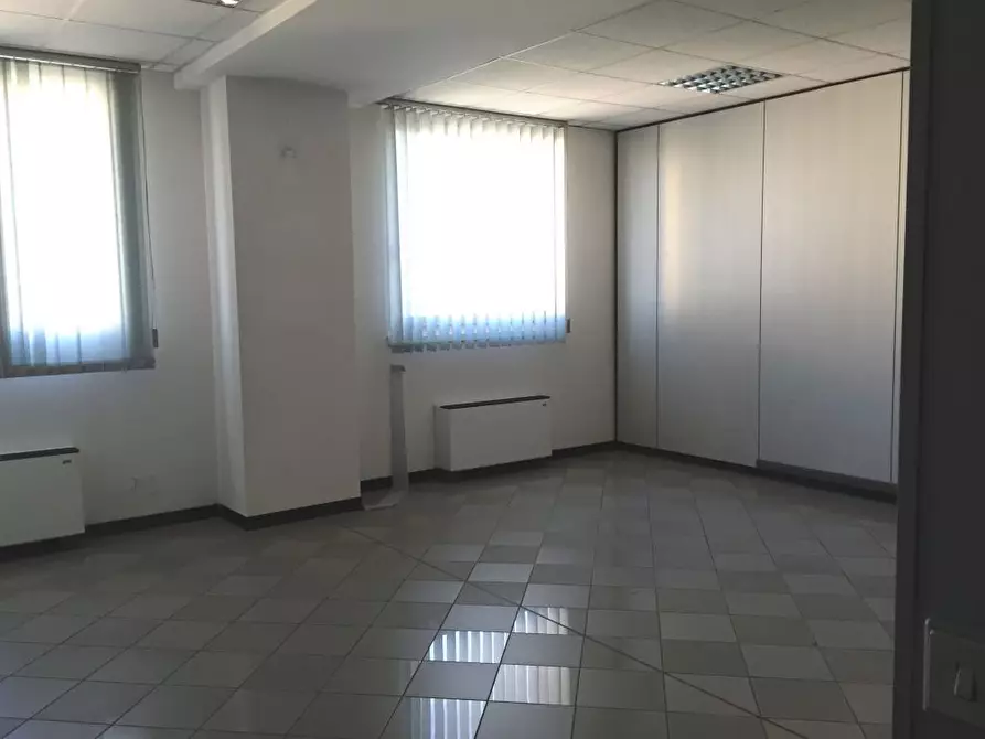 Immagine 9 di Negozio in affitto  in Via Colombo a Piacenza