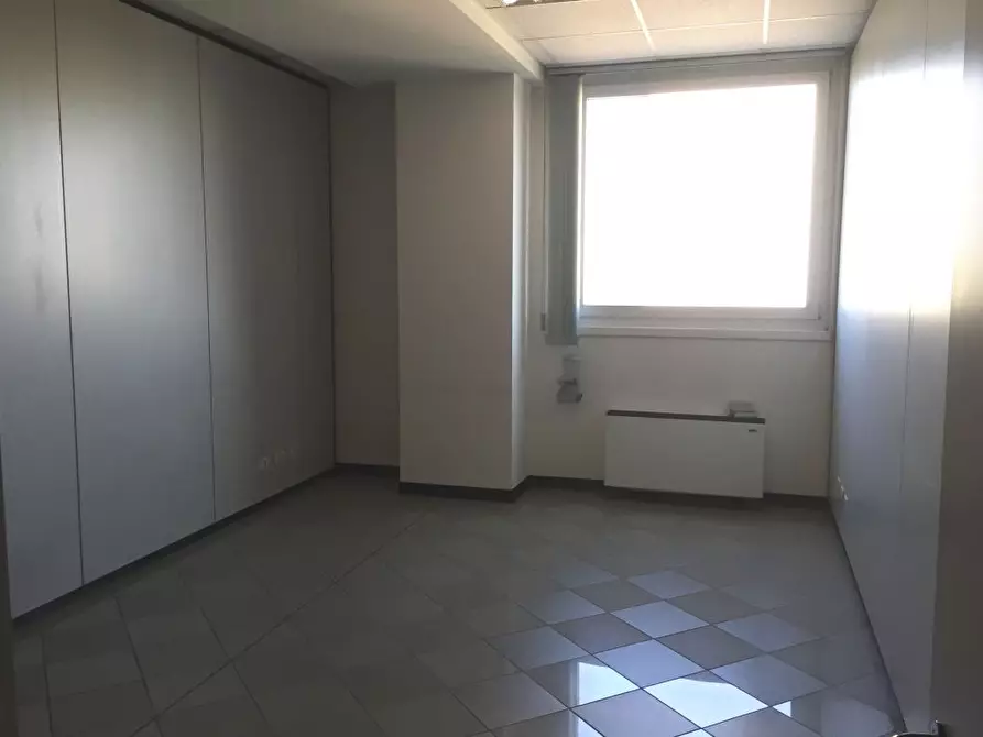 Immagine 10 di Negozio in affitto  in Via Colombo a Piacenza