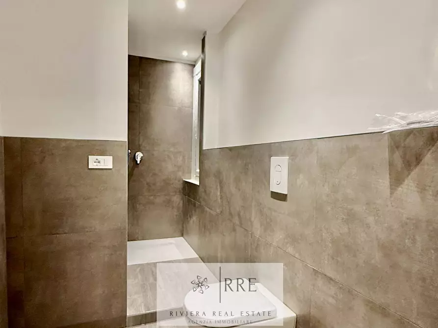 Immagine 15 di Appartamento in vendita  in via Aurelia a Loano