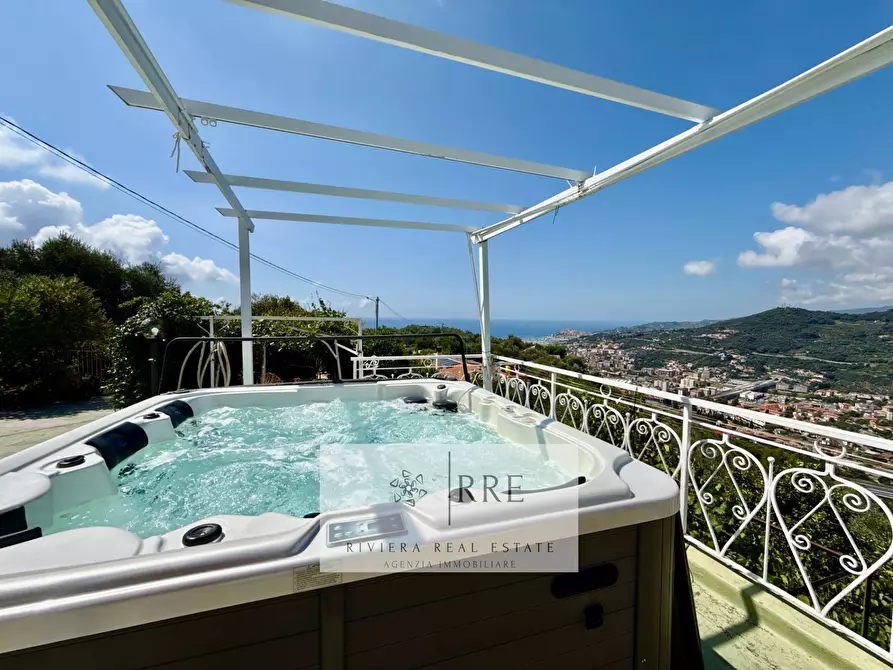 Immagine 3 di Villa in vendita  in alle Cascine a Imperia