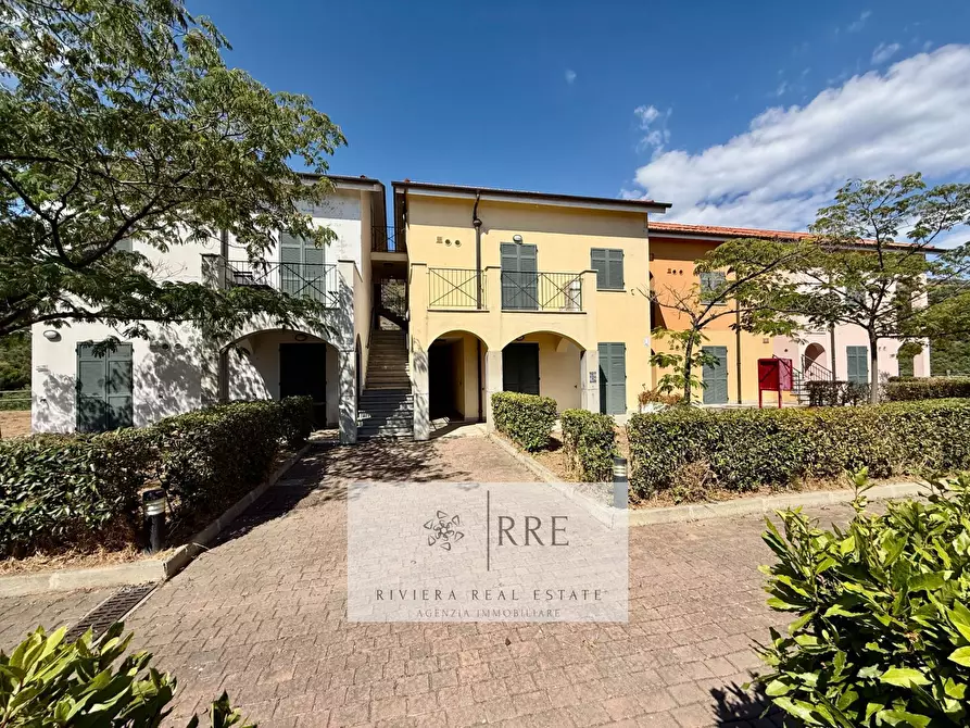 Immagine 5 di Appartamento in vendita  in Castellaro Golf Resort a Castellaro