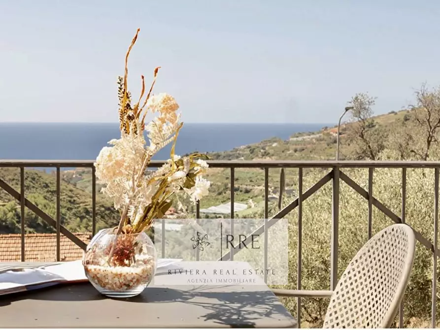 Immagine 2 di Appartamento in vendita  in Castellaro Golf Resort a Castellaro