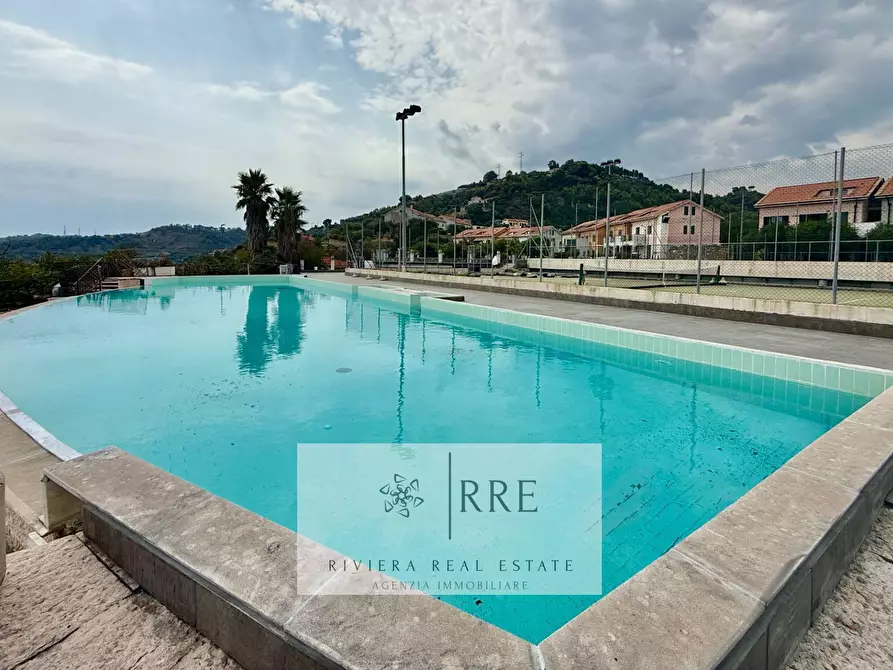 Immagine 1 di Appartamento in vendita  in Castellaro Golf Resort a Castellaro