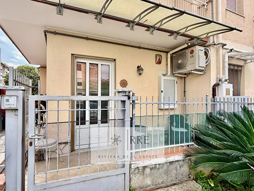 Immagine 5 di Appartamento in vendita  in zona Poeti a Loano