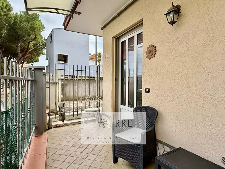 Immagine 11 di Appartamento in vendita  in zona Poeti a Loano