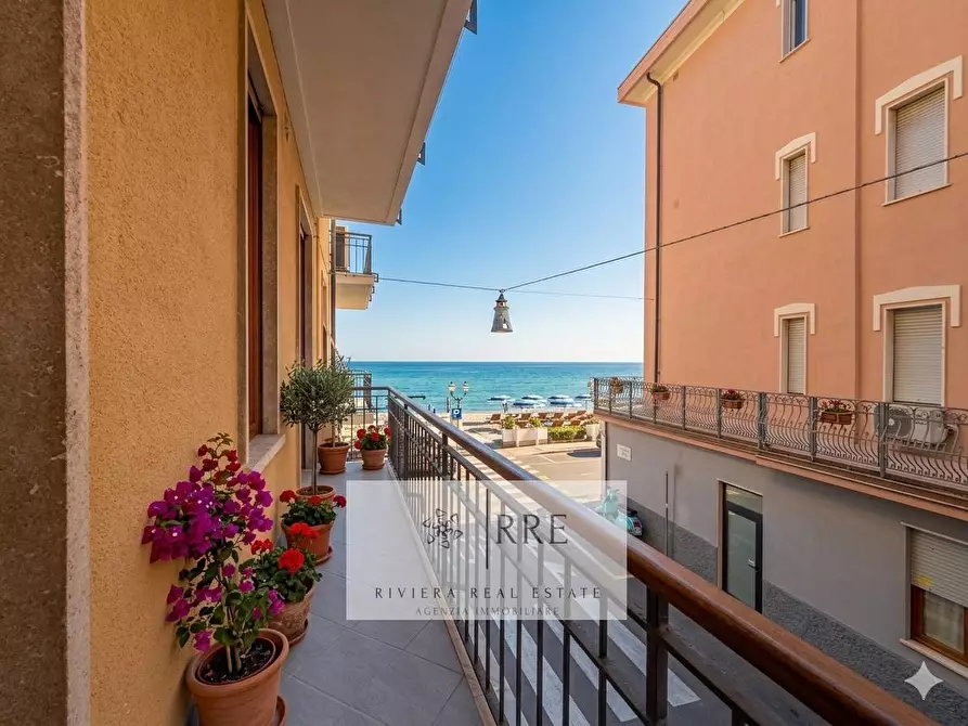 Immagine 2 di Appartamento in vendita  in via Roma a Alassio
