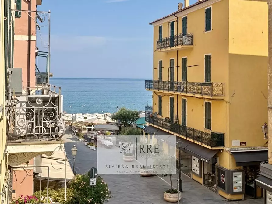 Immagine 3 di Appartamento in vendita  in via Vittorio Veneto a Alassio