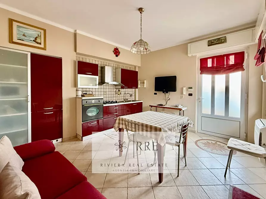 Immagine 2 di Appartamento in vendita  in zona Poeti a Loano