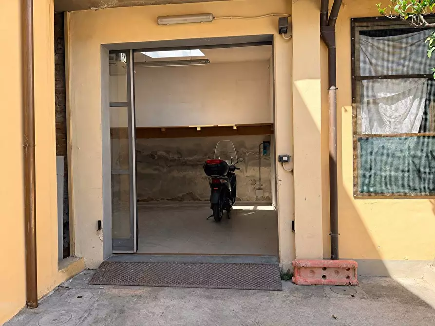 Immagine 1 di Locale commerciale in affitto  in via del romito 21r a Firenze