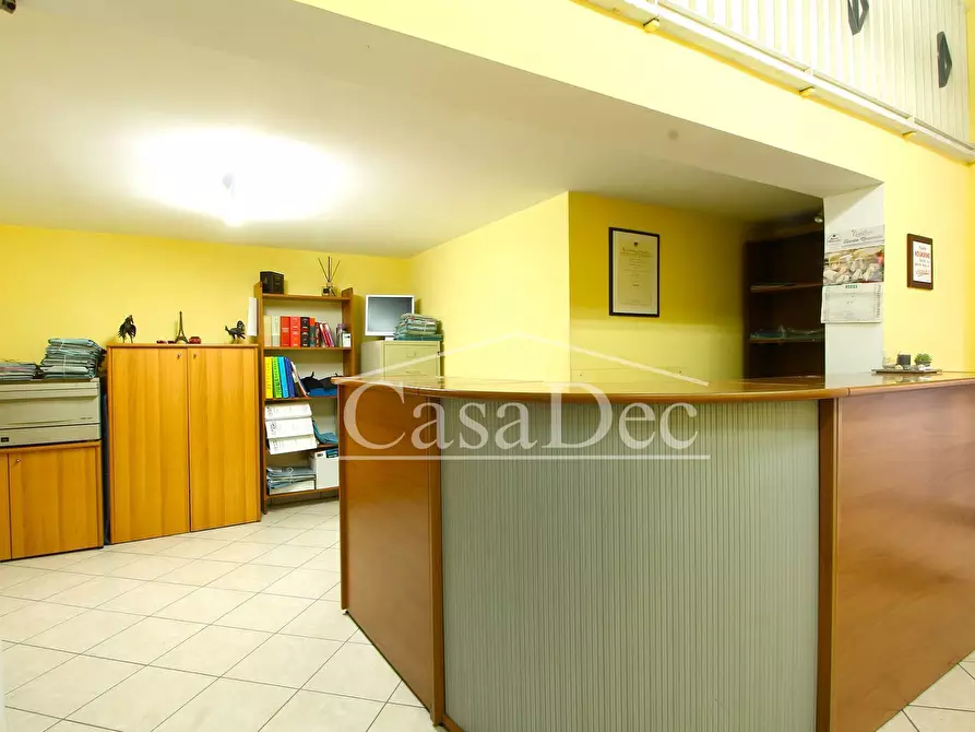 Immagine 10 di Negozio in vendita  in Via Arenaccia a Napoli