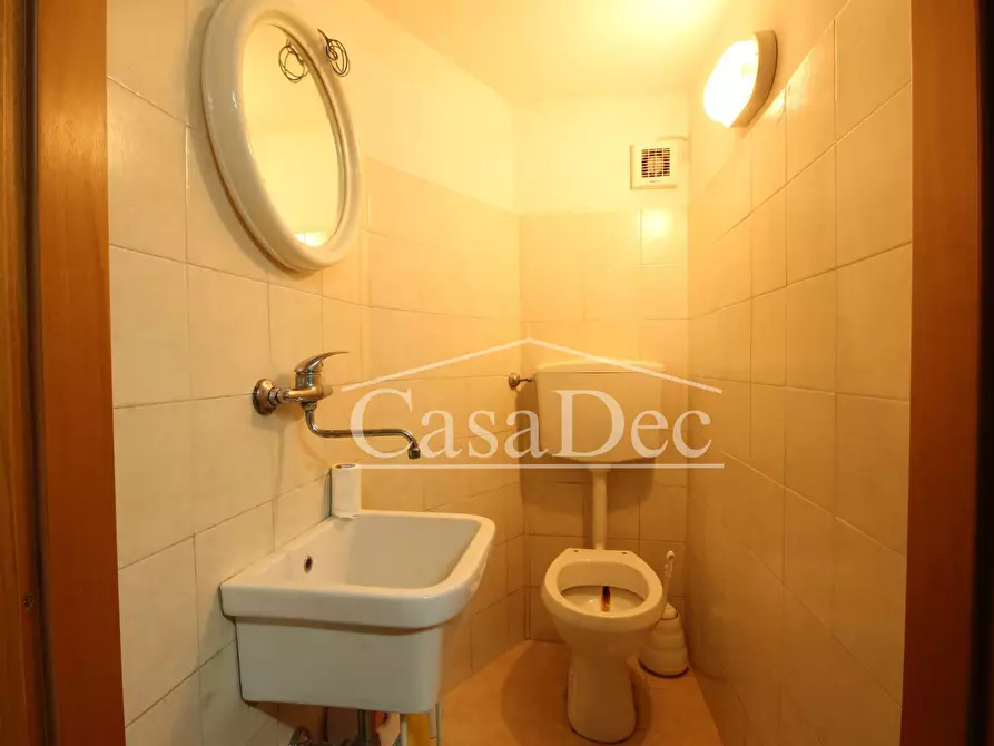 Immagine 17 di Negozio in vendita  in Via Arenaccia a Napoli