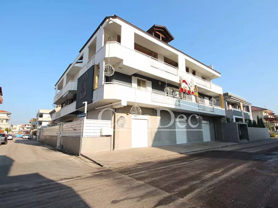 Immagine 1 di Negozio in affitto  in Via De Nicola a Trentola Ducenta