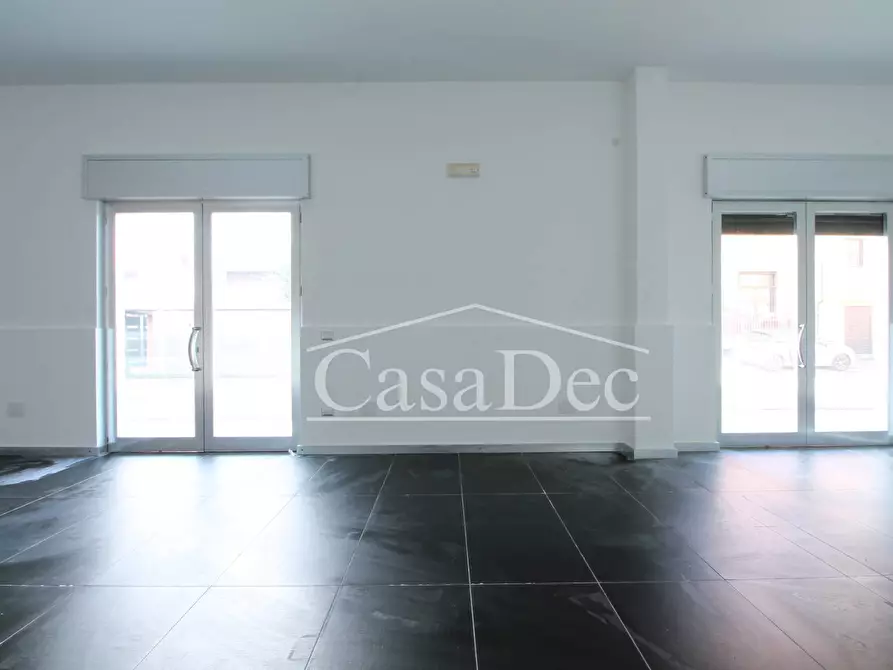 Immagine 9 di Negozio in affitto  in Via De Nicola a Trentola Ducenta