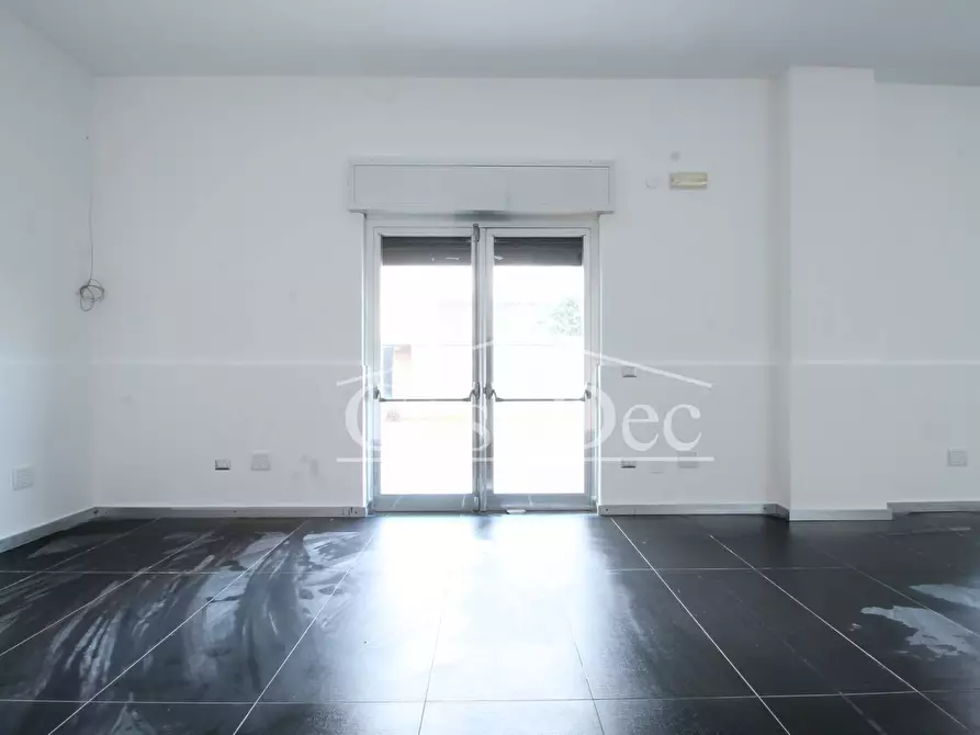 Immagine 12 di Negozio in affitto  in Via De Nicola a Trentola Ducenta