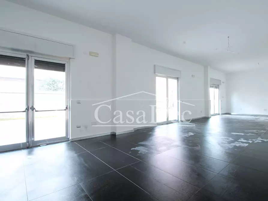 Immagine 13 di Negozio in affitto  in Via De Nicola a Trentola Ducenta