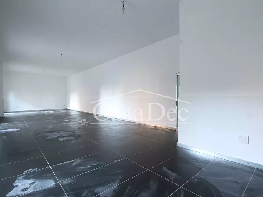 Immagine 15 di Negozio in affitto  in Via De Nicola a Trentola Ducenta