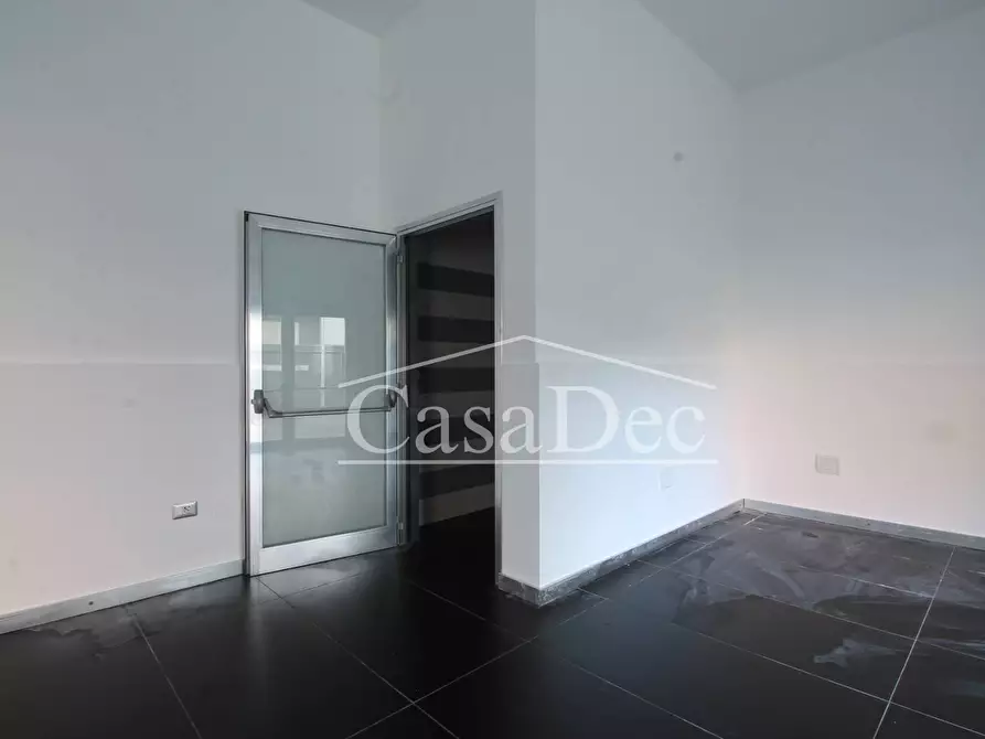 Immagine 16 di Negozio in affitto  in Via De Nicola a Trentola Ducenta