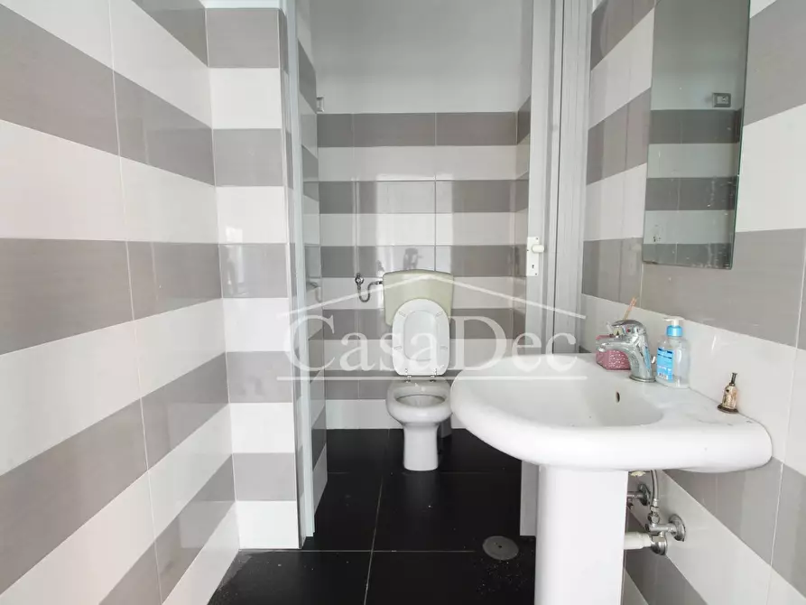 Immagine 18 di Negozio in affitto  in Via De Nicola a Trentola Ducenta