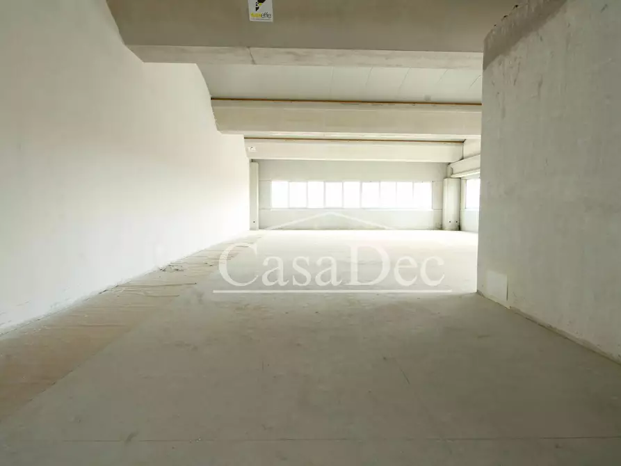 Immagine 13 di Negozio in affitto  in Viale salvo D'Acquisto a Cancello Ed Arnone