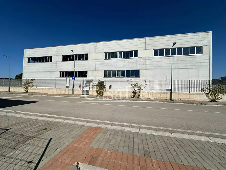 Immagine 2 di Negozio in affitto  in Viale salvo D'Acquisto a Cancello Ed Arnone