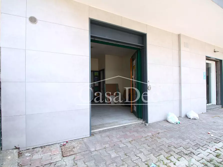 Immagine 4 di Negozio in affitto  in Via Guglielmo Marconi a Cancello Ed Arnone